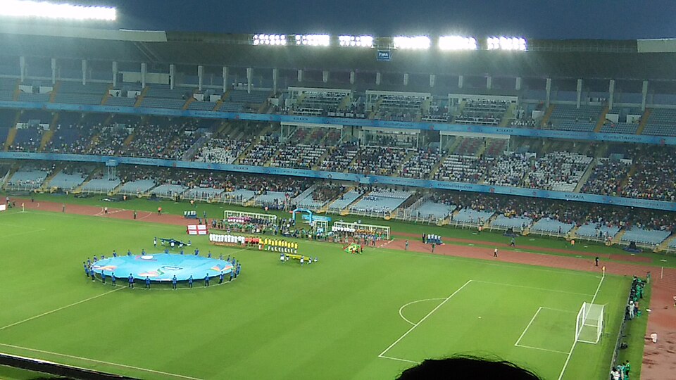 Estadio brasileño de noche con iluminación artificial