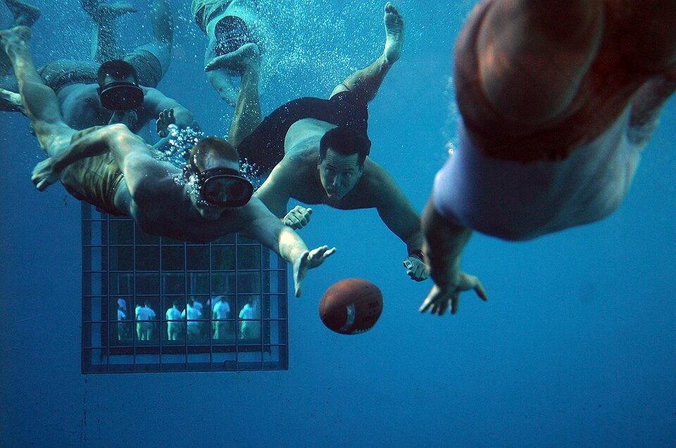 Jugadores disputando una pelota dividida con intensidad