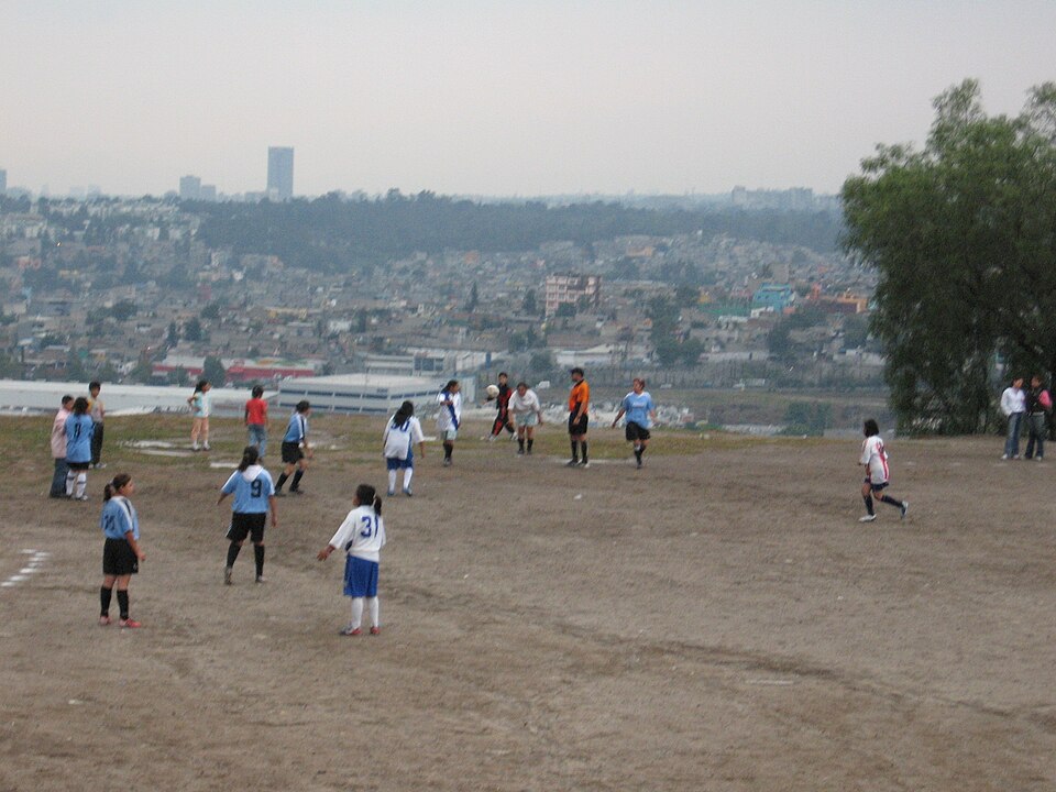 Disputa intensa entre dos futbolistas