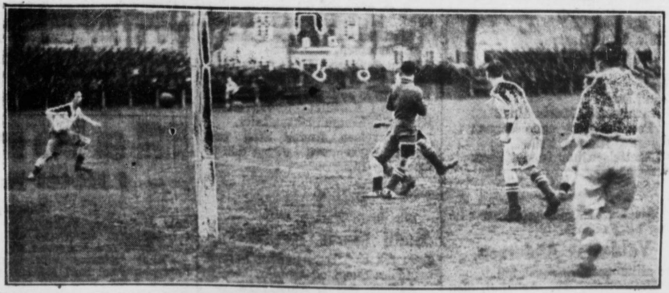 Hinchas viendo un partido de liga en un bar deportivo durante la noche