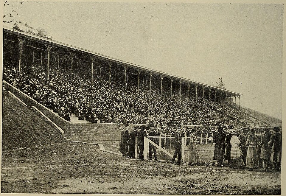 Tribunas llenas en un clásico con ambiente de alta tensión
