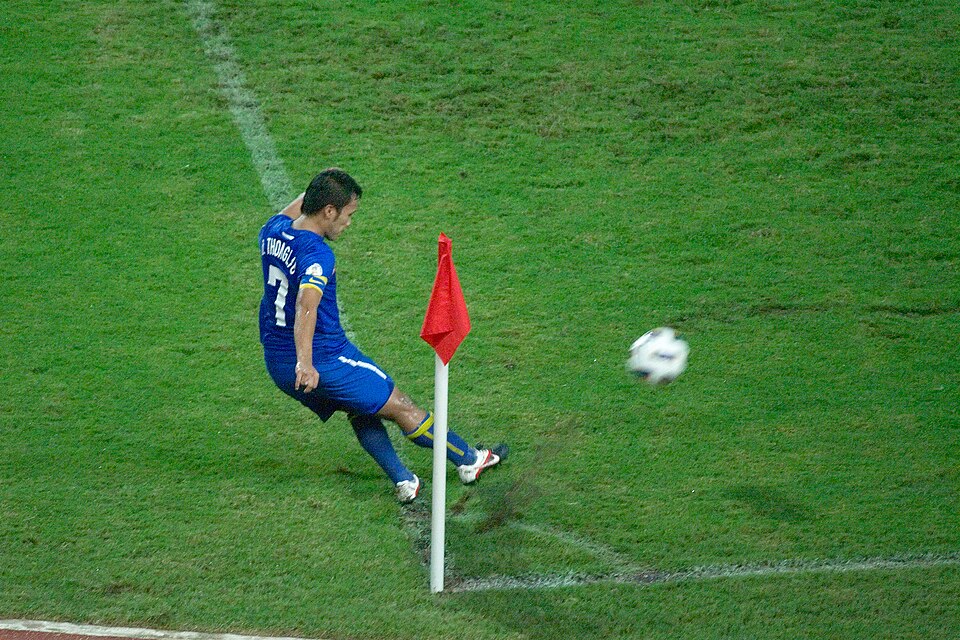 Un córner en pleno partido nocturno